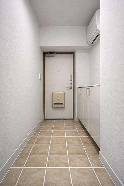 広々とした玄関。シューズボックスには家族の靴を収納出来ます♪※写真はCG加工により家具等を消去しています