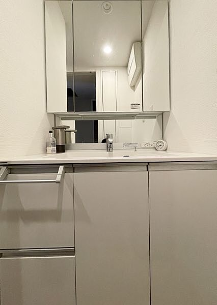 白を基調とした清潔感のある洗面台！3面鏡で髪のセットやお化粧もストレスなくこなせます！