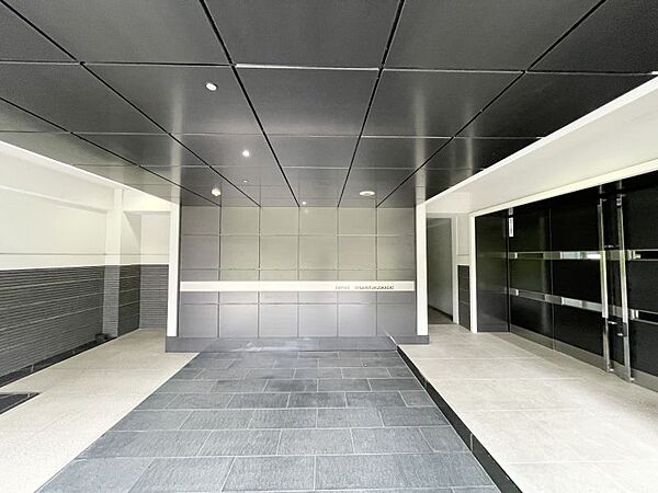 デザイン性に優れた重厚感のあるエントランス！ホテルのような落ち着きある空間です！