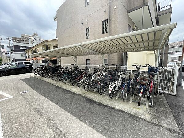 駐輪場等共用設備も充実！屋根付きの駐輪スペースで大切な自転車を雨などから守ります！