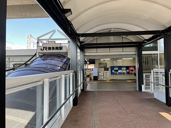 博多南駅まで　3000m　徒歩約38分●春日市と那珂川市の境界付近にあります。駅前にはロータリーがあり周辺には駅ビルや高層マンションがあります。新幹線の車両基地が隣接しています。