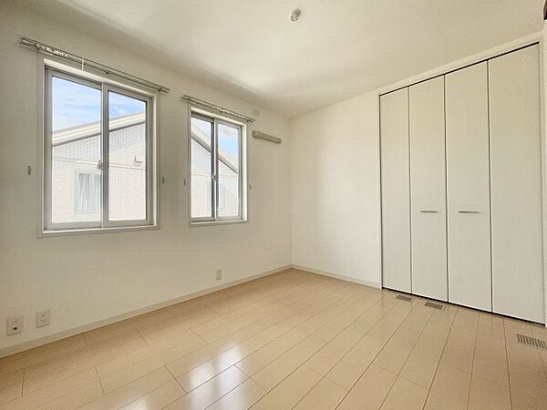 各居室には収納があるのでお部屋を広く使うことができます♪