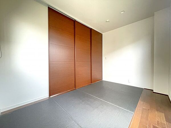和室はLDK横にあり洗濯物の一時置きやお子様のお昼寝やおむつ替えなど多目的に使えます♪