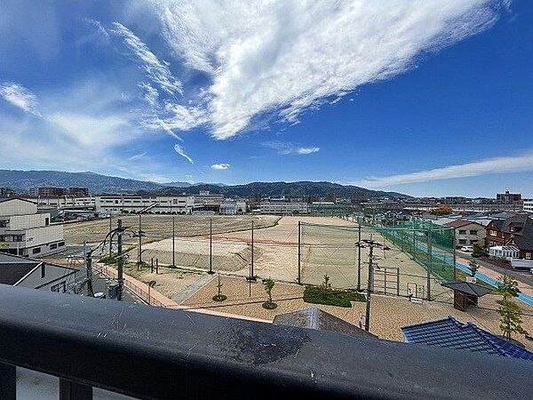 春日西多目的広場公園が目の前にあり住環境良好