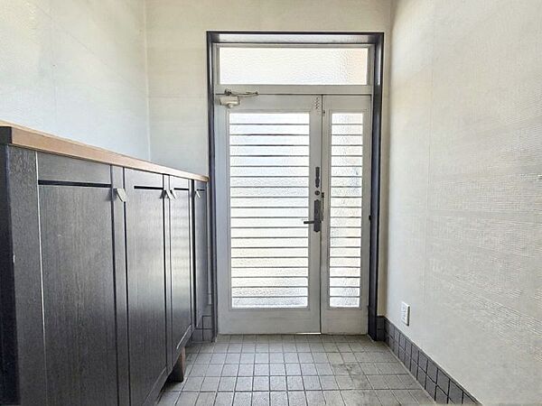 自然光が差し込む明るい玄関で家族の行き来も快適に♪収納もあり玄関まわりがすっきり♪