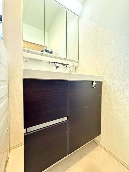 洗面室には窓も設けられているため、換気もできます♪
