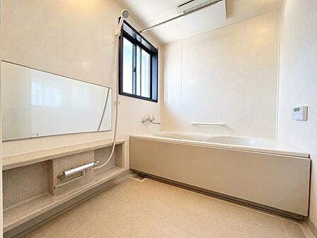 ゆっくりくつろぎたくなる広々とした浴室です!小窓もあり換気も素早く換気もできます♪