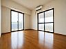 室内：洋室：2面採光で明るく使いやすいお部屋！家具レイアウトがしやすい形です♪