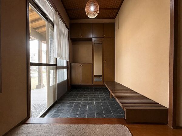 玄関はちょっとした荷物置きや休憩にも使えるベンチ付きです♪