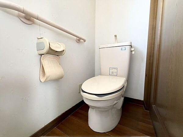 手すり付きのトイレはご年配の方にも安心です！