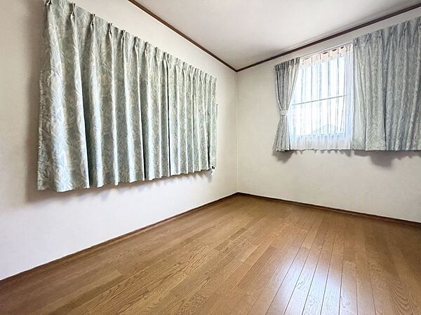 2方向から光が入る開放的な洋室。お部屋全体が明るく、爽やかな毎日を過ごせます！