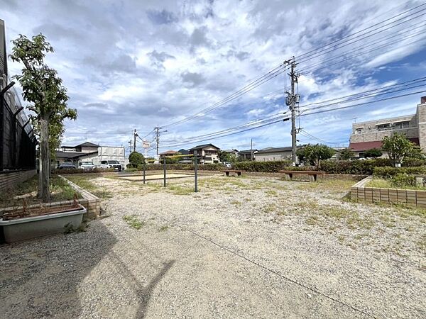敷地内に公園があり、お子様が安心して遊べます！