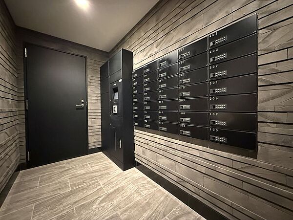 宅配ボックスがあるので遅い帰宅でも荷物が受け取ることができます！