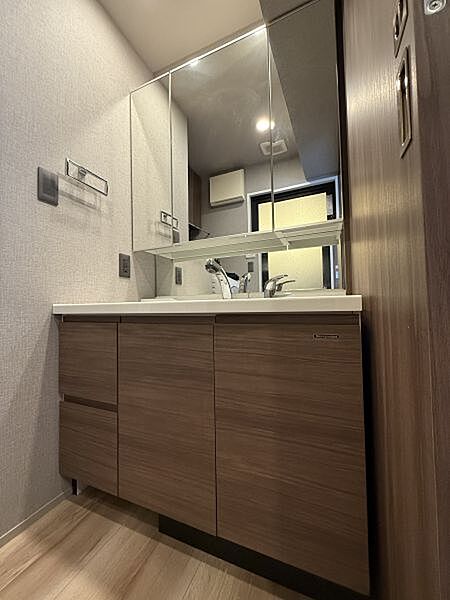 清潔感溢れるスタイリッシュなデザインの洗面化粧台♪小物収納も豊富です！
