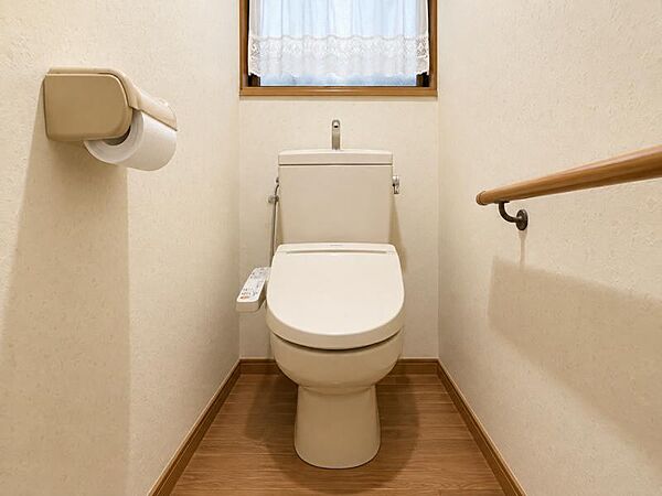 手すり付きのトイレはご年配の方にも安心です！（※写真はCG加工により家具等を消去しています）