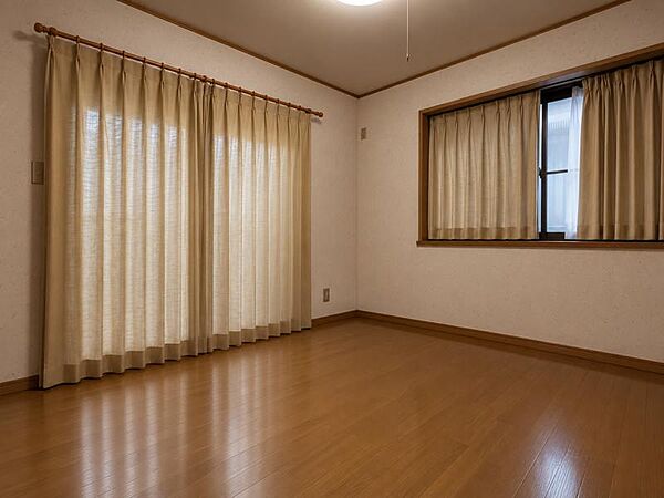 2方向から光が入る開放的な洋室。お部屋全体が明るく、爽やかな毎日を過ごせます！（※写真はCG加工により家具等を消去しています）