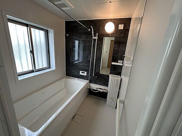 ゆとりのある浴室！家族で一緒に入浴もできそうです♪浴室乾燥機完備なので雨の日も安心ですね！