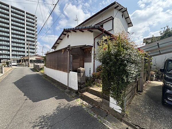 閑静な住宅街の一角。車通りも多くなく落ち着いた住環境です。