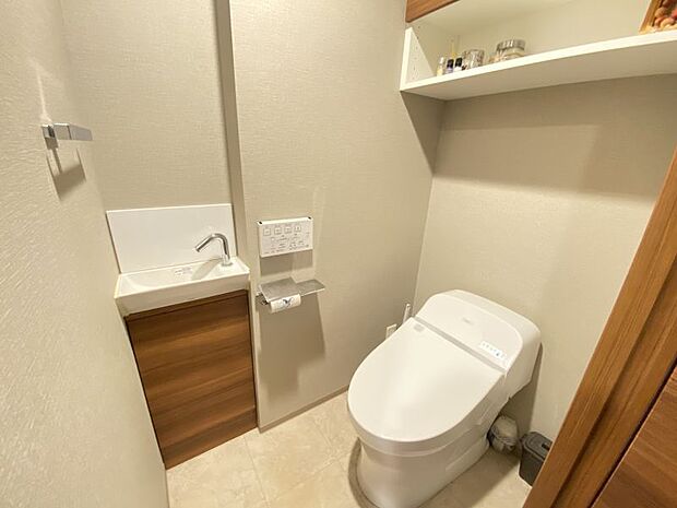 トイレには棚を完備しており、インテリアの装飾やや掃除道具等を収納に便利です。