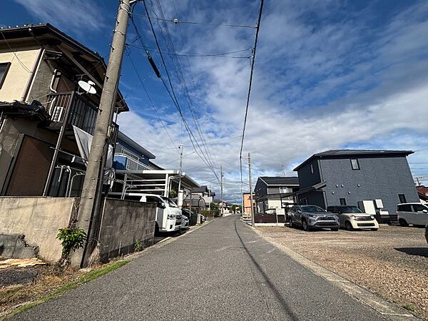周辺は交通量少なめで閑静な住宅街です