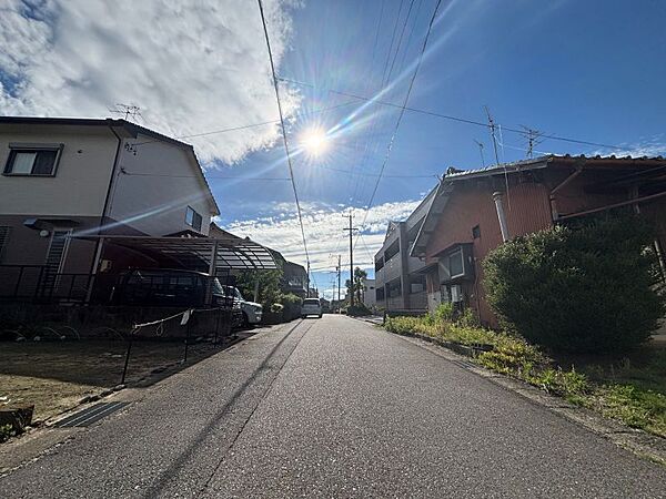 周辺にはコンビニやドラックストアも徒歩圏内にあり日常の生活に便利な立地です