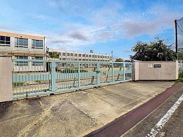 神の倉小学校　徒歩約11分　821ｍ　教育目標は、強い子、正しい子、考える子。
