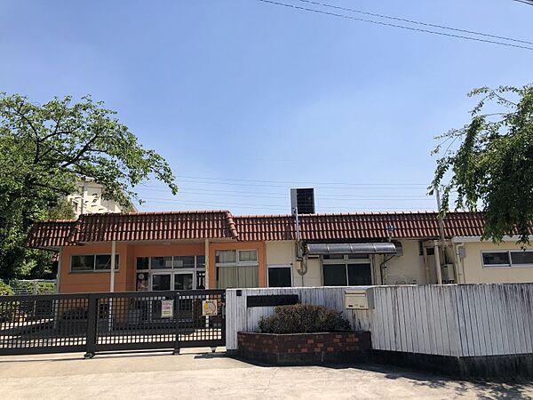 本庄保育園まで　825m　徒歩約11分●近くに残る自然を生かし、散歩したり、自然物を採取したりする中でいろいろな遊びを考える力を養い、健康な身体作りをしていきたいと思っています。