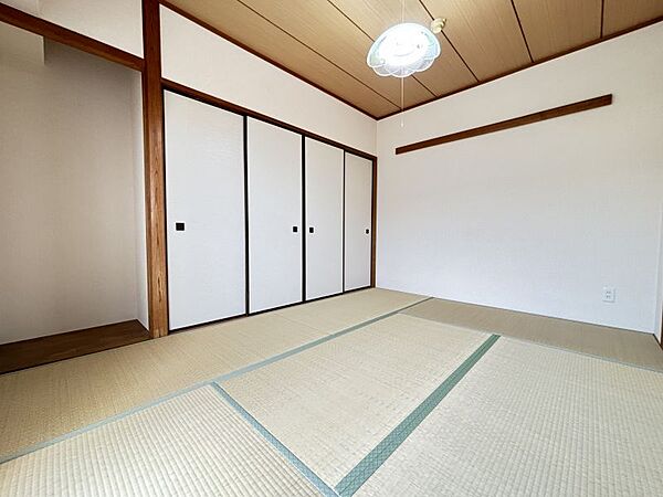 大容量の押入れがあるので、お布団や季節物家電・衣類も収納できます♪