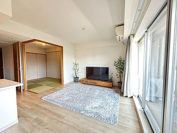 優しい色合いのフローリングを採用！落ち着いた雰囲気のリビングダイニングとなっています！