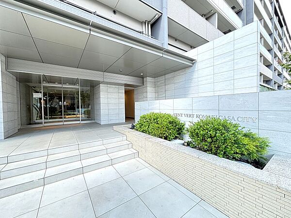 デザイン性に優れたエントランス！植栽を配し、温かみのある雰囲気となっております♪