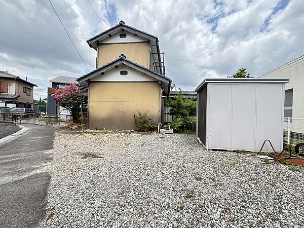 ガーデニングや家庭菜園などが楽しめるお庭がございます♪