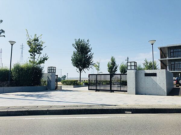 大口中学校まで　1900m　徒歩約24分●2008年設立のため校舎も新しく、中庭部分の開放的なドーム型ガラス屋根が特徴的です。
