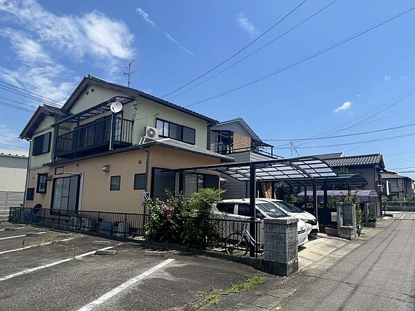 静かな住宅街の一角に立地、落ち着いた佇まいです！
