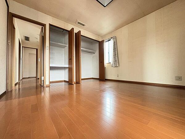約8.3帖の主寝室は2つの収納があるので使い分けることができますね。