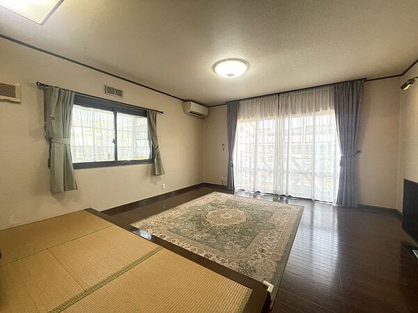 明るくにぎやかな家族にふさわしい、日差しあふれるLDK！