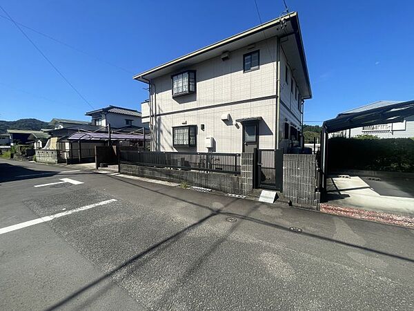 静かな住宅街の一角に立地、落ち着いた佇まいです！