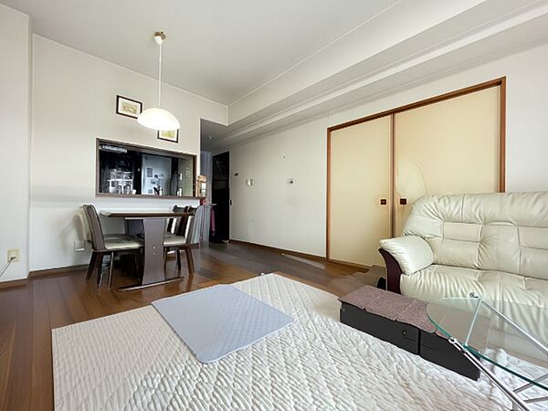 リビング横に和室のあるタイプの間取りです※一部CG加工により残置物を除去しております。