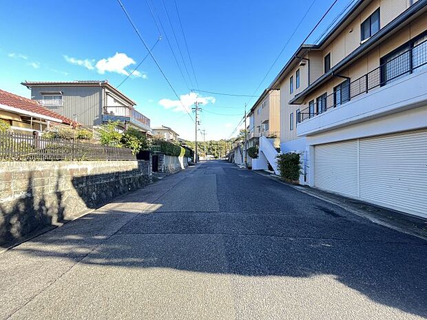 間口が広々としており前面道路も広いため駐車が楽々です。