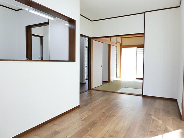 南向きで陽当たり良好。明るいリビングでお過ごし頂けます。