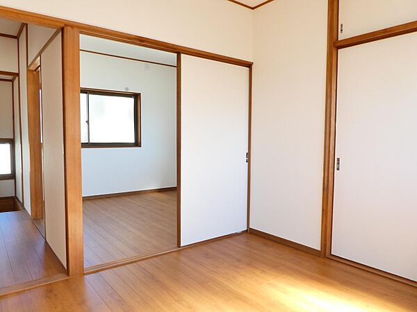 2階洋室。全部屋に収納スペース有。