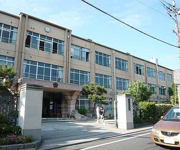 桃山中学校まで1800m 活気のある中学校です。
