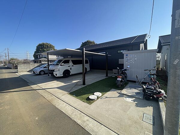 駐車場３台可。カーポートあり