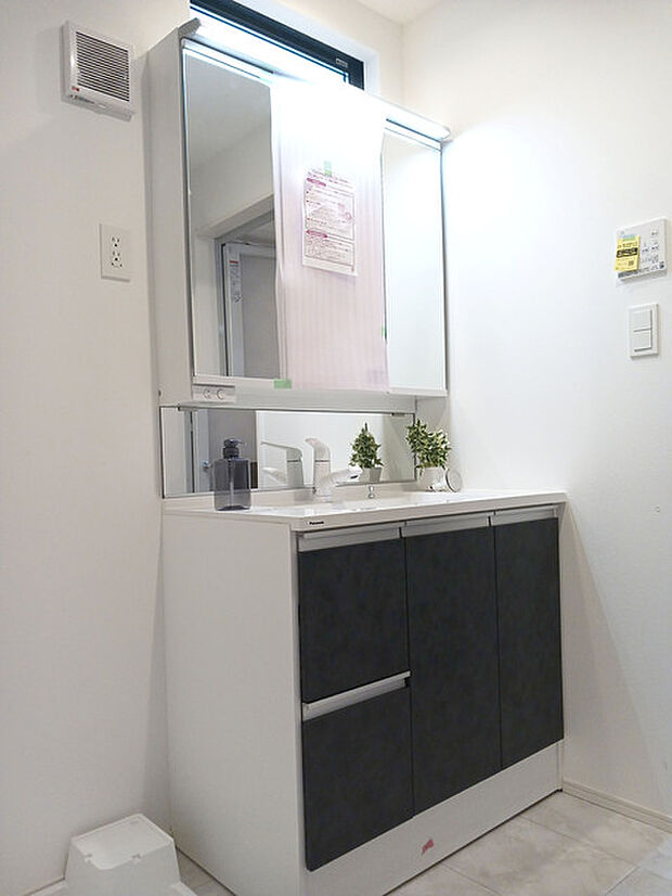 清潔感溢れるスタイリッシュなデザインの洗面化粧台