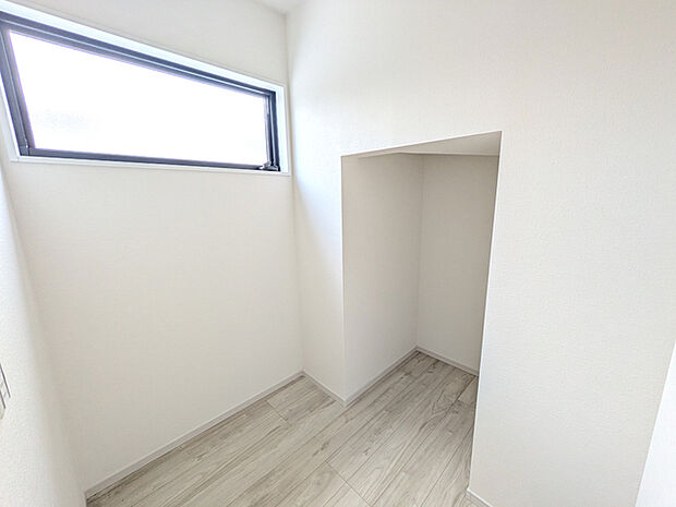 洗面室横のリネン室。家事スペースとして有効にお使いください