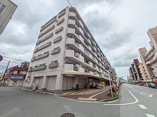 1Fテナント部分には複数商業施設が営業中