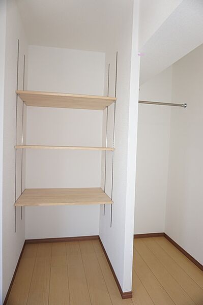 リビングダイニングには大容量のWIC付き　洋服だけでなく荷物などもスッキリと収まります