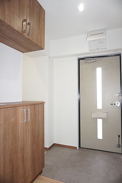 開口部付きの明るい玄関