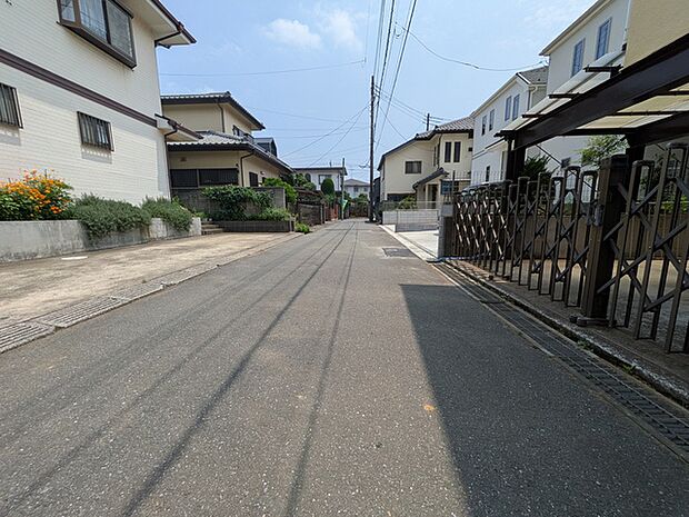 駐車スペース2台分(内1台小型車・車種による)