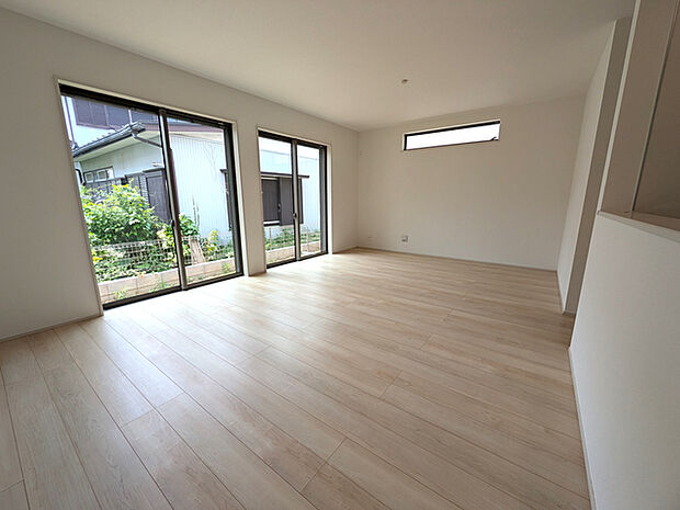 大きな窓から明るい陽ざしが入ります