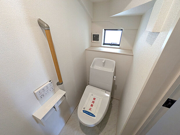 便利な手摺利付きのトイレ